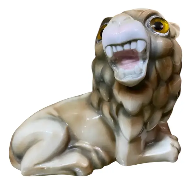 Foto de um(a) Antiga Escultura Abajur Leão Porcelana Italiana Capodimonte, da categoria de Abajures. Capodiomonte. Antigo e raro abajur no formato de leão com traços do período Art Deco, peça artística, feita à mão. Porcelana... Vendido no marketplace Trésors.