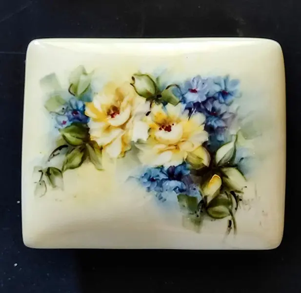 Foto de um(a) Caixa em Porcelana Floral, Década de 1980, da categoria de Cestos e Caixas. Caixa de porcelana policromada com motivo floral pintado à mão. Assinada por magali, 1984 e ainda com etiqueta de papel. A:... Mostrado de uma perspectiva diferente. Vendido no marketplace Trésors.