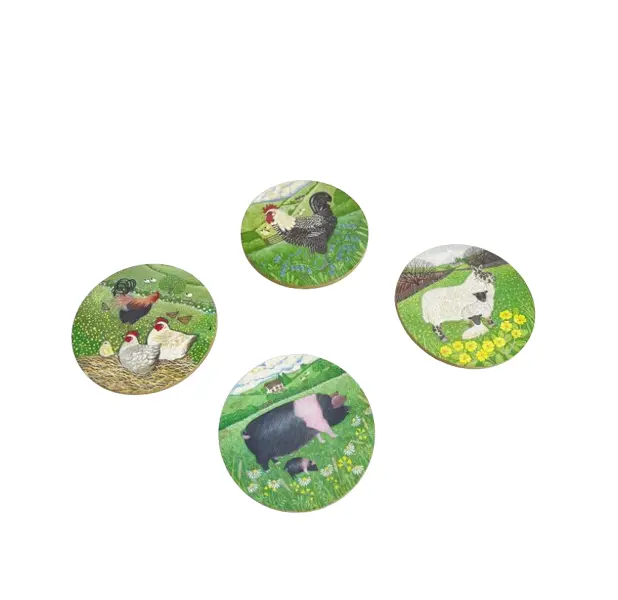 Foto de um(a) ​Jogo com 4 porta copos em madeira e cortiça - animais da fazenda, da categoria de Porta-copos. Jogo com 4 porta copos em madeira e cortiça. Marcas do tempo e uso. Medidas: 9,5cm diametro. Vendido no marketplace Trésors.