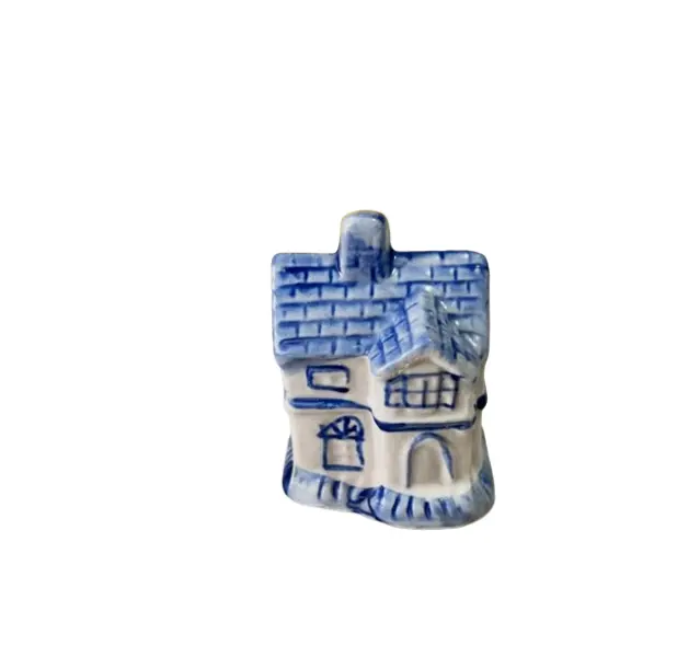 Foto de um(a) ​Enfeite casinha azul e branca em porcelana, da categoria de Objetos decorativos. Casinha em porcelana. Perfeito estado. Medidas: 5x4x6cm. Vendido no marketplace Trésors.