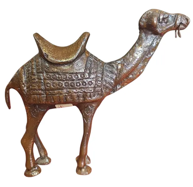 Foto de um(a) O Viajante do Deserto: Escultura de Camelo em Bronze, da categoria de Escultura. Esta imponente escultura em bronze captura a essência da resiliência e da paciência. Representando o camelo em uma postura... Mostrado de uma perspectiva diferente. Vendido no marketplace Trésors.
