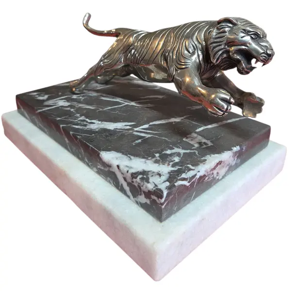 Foto de um(a) Antiga Escultura Tigre em Metal Prateado sobre Base Dupla de Mármore – Esmaltarte, da categoria de Escultura. Impressionante peça decorativa vintage, esta escultura captura a força e o dinamismo de um tigre em posição de ataque. Com... Mostrado de uma perspectiva diferente. Vendido no marketplace Trésors.