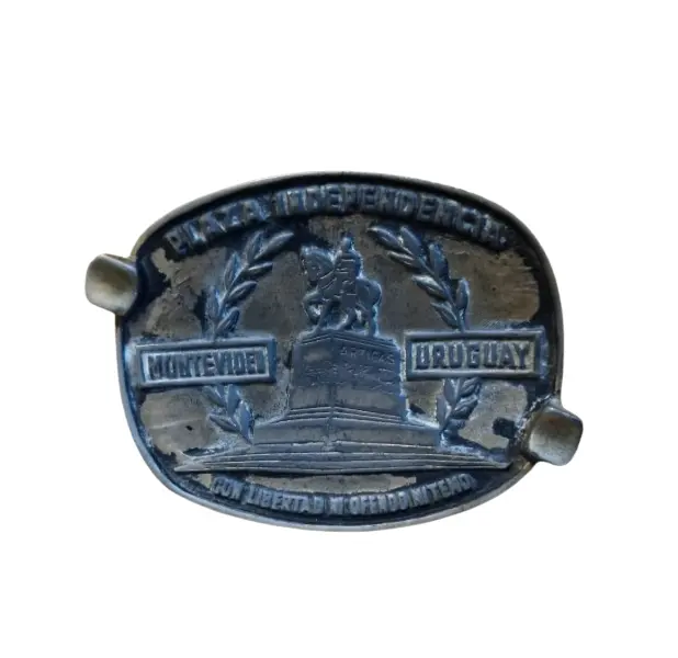 Foto de um(a) Miscelâneas colecionáveis - 04 peças, da categoria de Outros colecionáveis. Itens colecionáveis contendo:- 1 cinzeiro de metal antigo- 1 abridor de cartas representando espada- 1 rosa de metal com... Vendido no marketplace Trésors.