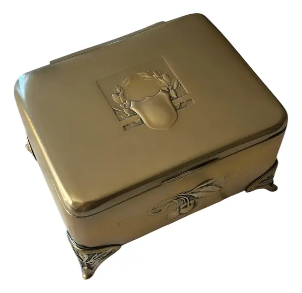 Foto de um(a) Antiga Caixa Decorativa Porta Joias Em Bronze Art Nouveau, da categoria de Cestos e Caixas. Norblin & Co. Galw. Warszawa, fábrica polonesa. Antiga caixa decorativa porta joias em metal dourado. Linda decoração com... Vendido no marketplace Trésors.