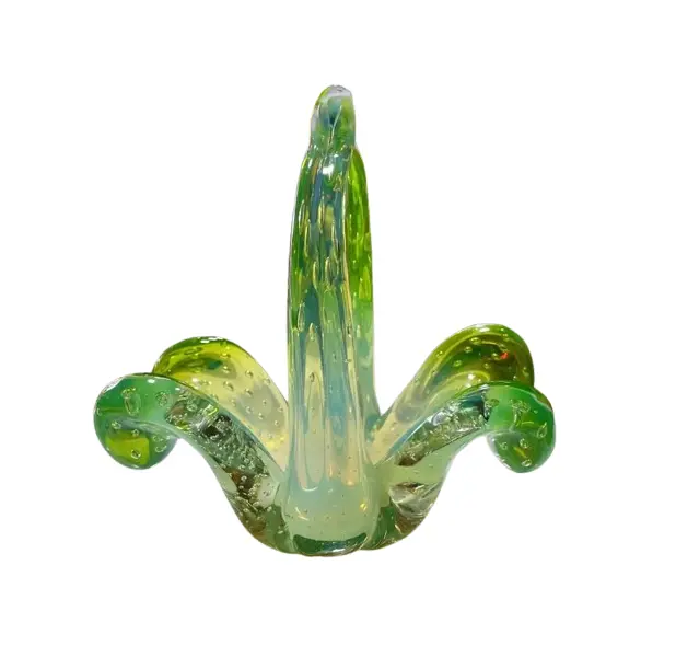 Foto de um(a) Antiga Cesta Decorativa Bowl Murano Italiano Opalescente, da categoria de Centro de mesa. Antiga cesta decorativa em legítimo Murano Italiano, cor verde rubi e detalhes opalescente, peça feita à mão. Período Art... Vendido no marketplace Trésors.