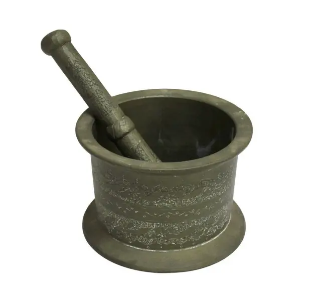 Foto de um(a) Almofariz de bronze, da categoria de Outros utensílios. Grande almofariz em bronze com decoração em baixo relevo, inclusive o socador. Medidas 9A X 14Dsocador 18cm Peça bem sólida... Vendido no marketplace Trésors.