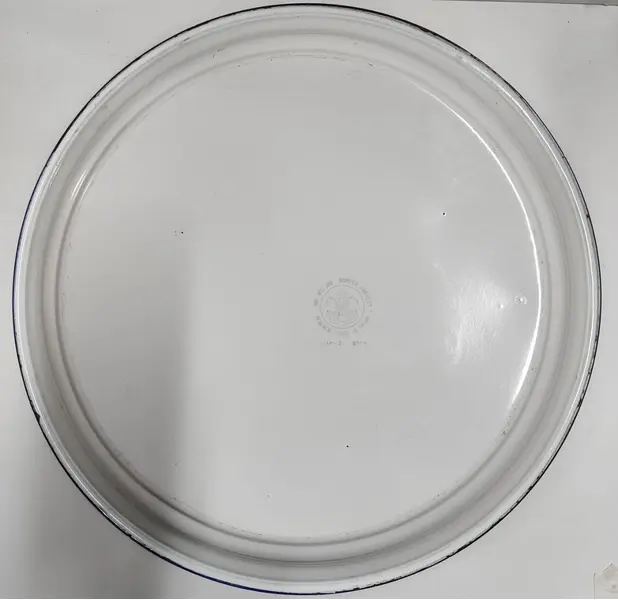 Foto de um(a) Bandeja Esmaltada Bumper Harvest, Década de 1980, da categoria de Bandejas. Bandeja esmaltada, borda rosada e estampa floral. Marca: bumper harvest - made in china, década de 1980. Diâmetro: 45 cm /... Mostrado de uma perspectiva diferente. Vendido no marketplace Trésors.