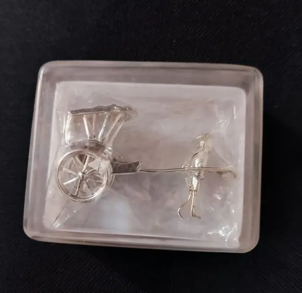 Foto de um(a) Riquixá Miniatura, Procedência Chinesa, Década de 1970, da categoria de Recordações e lembranças de viagem. Riquixá miniatura. Lembrança de viagem da china. Homem puxando uma carroça de duas rodas chamado de riquixá, em prata dos... Mostrado de uma perspectiva diferente. Vendido no marketplace Trésors.