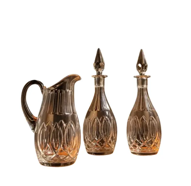 Foto de um(a) Antigo Conjunto Garrafa Licoreira Jarra Em Cristal Baccarat, da categoria de Garrafas, potes e jarros. Puro cristal francês ~ Baccarat ~Antigo e elegante conjunto com três peças para servir, sendo duas garrafas licoreiras e uma... Vendido no marketplace Trésors.