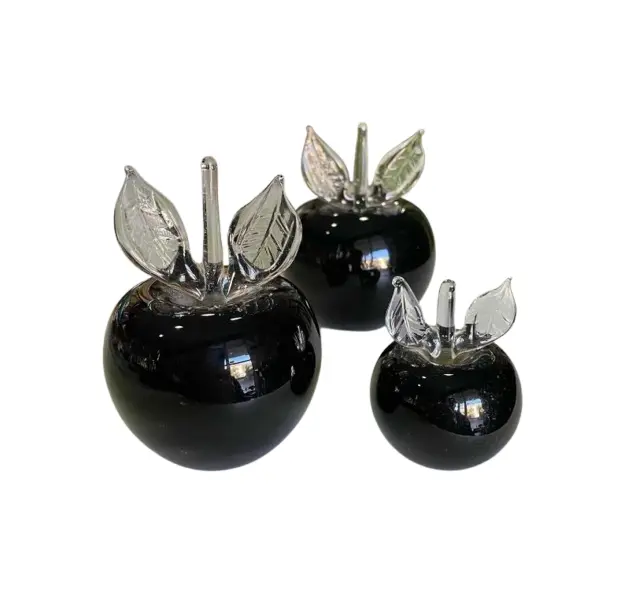 Foto de um(a) Antigo Trio Esculturas De Maçã Peso De Papel Murano Italiano, da categoria de Pesos de papel. Antigo trio de esculturas de maçã, pesos de papel em murano Italiano, muito decorativas e feitas à mão. Medidas aproximadas... Vendido no marketplace Trésors.