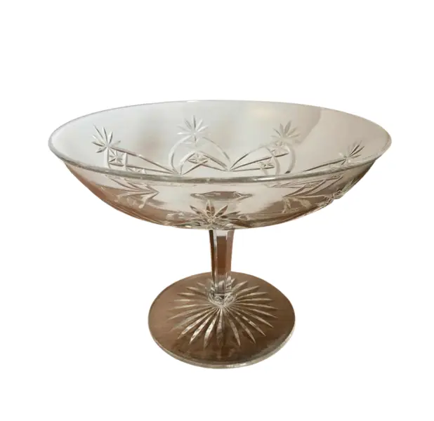 Foto de um(a) Antiga Fina Fruteira Centro De Mesa Cristal Francês Baccarat, da categoria de Fruteiras. Baccarat. Antiga e fina fruteira em cristal francês, toda lapidada à mão com linhas geométricas formando estrelas, o fundo... Vendido no marketplace Trésors.