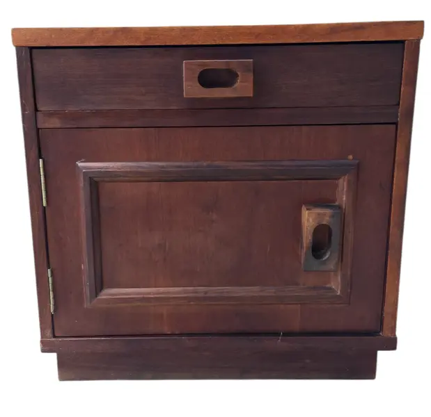 Foto de um(a) Mesa de Cabeceira em Madeira Maciça, da categoria de Cômodas e Sapateira. Beleza atemporal e funcionalidade para o seu dormitório. Esta mesa de cabeceira é uma peça autêntica de meados do século,... Mostrado de uma perspectiva diferente. Vendido no marketplace Trésors.