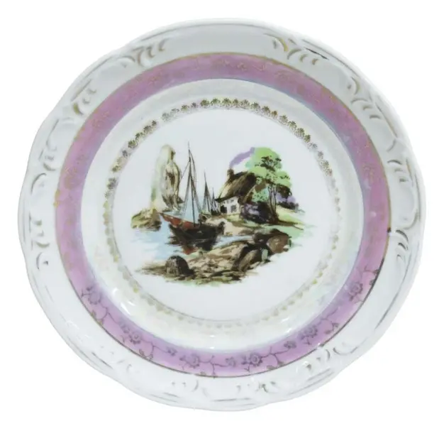 Foto de um(a) Prato ornamental, da categoria de Pratos Decorativos. Prato ornamental em porcelana branca vitrificada, apresenta faixa na tonalidade rosa e na caldeira paisagem marinha.... Vendido no marketplace Trésors.