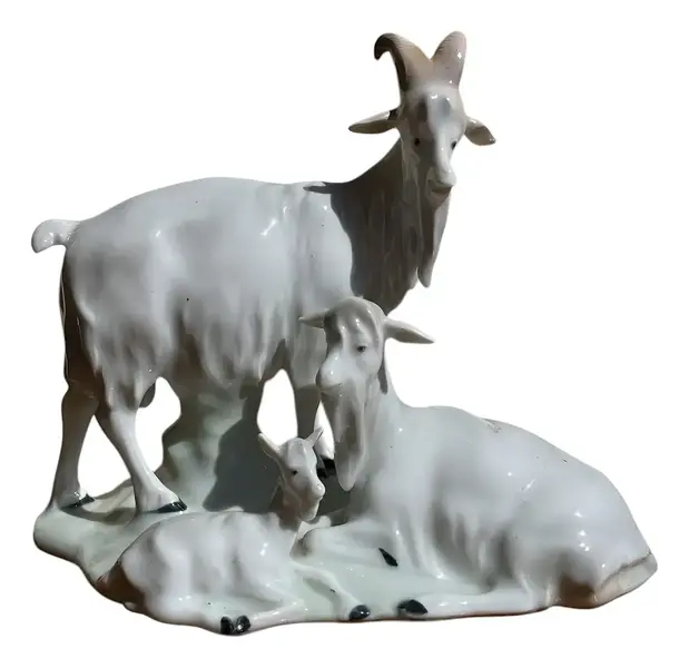 Foto de um(a) Antiga Escultura Bloco Escultórico Cabra Em Porcelana Alemã, da categoria de Escultura. Antigo bloco escultórico representando família de cabras, uma graça! Peça artística, em porcelana alemã, com selo da... Vendido no marketplace Trésors.