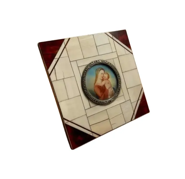 Foto de um(a) Miniature Portrait Antigo Raro Quadrinho Arte Sacra, da categoria de Objetos religiosos e espirituais. Miniature Portrait. Antigo quadrinho Europeu pintado à mão em folha de marfim. Moldura também marfim com casco de tartaruga... Vendido no marketplace Trésors.