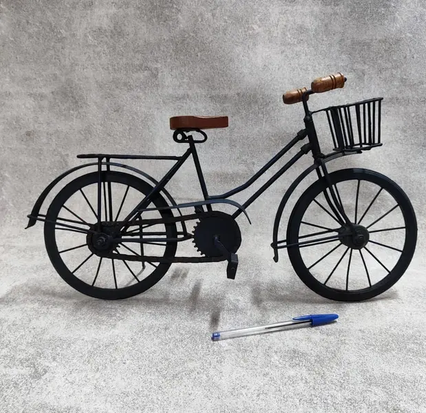 Foto de um(a) Mini Bike em Escala em Ferro, Década de 2000, da categoria de Outros modelos. Miniatura de bike em escala. Toda feita em ferro com pintura azul índigo, selim e pegador do guidão em madeira. Rodas e... Mostrado de uma perspectiva diferente. Vendido no marketplace Trésors.