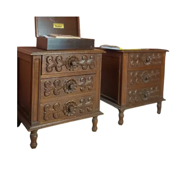 Foto de um(a) Par de Mesinhas Raizes, da categoria de Mesas laterais. Par de Mesinhas de Cabeceira Conjunto em madeira maciça com acabamento e detalhes entalhados. Vendido no marketplace Trésors.