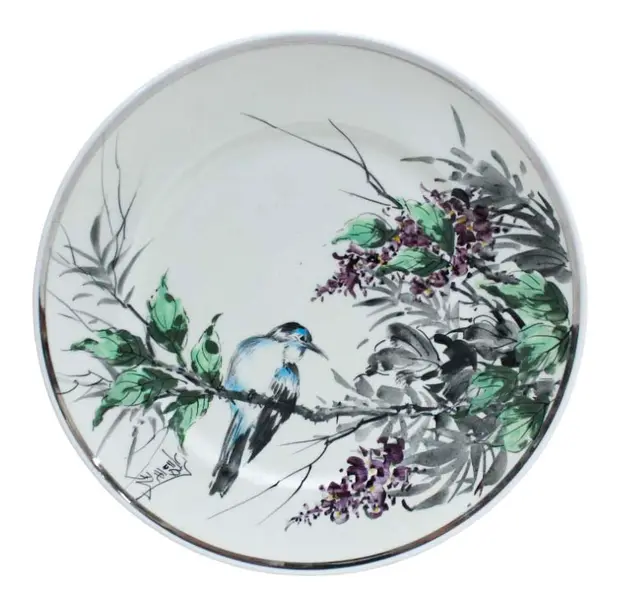 Foto de um(a) Prato ornamental estilo sumi-e, da categoria de Pratos Decorativos. Prato ornamental em porcelana branca, com pintura feita à mão em policromia de estilo asiático. Apresenta pássaro em um... Vendido no marketplace Trésors.