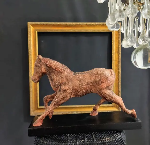 Foto de um(a) Escultura Equina, da categoria de Escultura. Escultura equina em técnica mista com pátina terracota envelhecida e base em madeira ebanizada. A: 22 cm L: 31 cm P: 9,5 cm... Mostrado de uma perspectiva diferente. Vendido no marketplace Trésors.