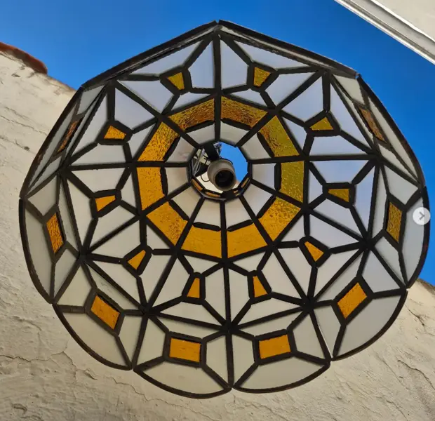 Foto de um(a) ​Lustre pendente antigo em estilo Tiffany, da categoria de Lustres. Lustre pendente antigo em estilo Tiffany, fabricado originalmente entre as décadas de 1960 e 1970.Ele se destaca por sua... Mostrado de uma perspectiva diferente. Vendido no marketplace Trésors.