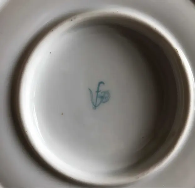 Foto de um(a) Antiga Molheira Em Porcelana Francesa Limoges Pintada À Mão, da categoria de Outros utensílios para servir. Antiga e linda molheira em fina porcelana francesa, pintada à mão com flores e acabamento com filetes de ouro. Início do... Mostrado de uma perspectiva diferente. Vendido no marketplace Trésors.