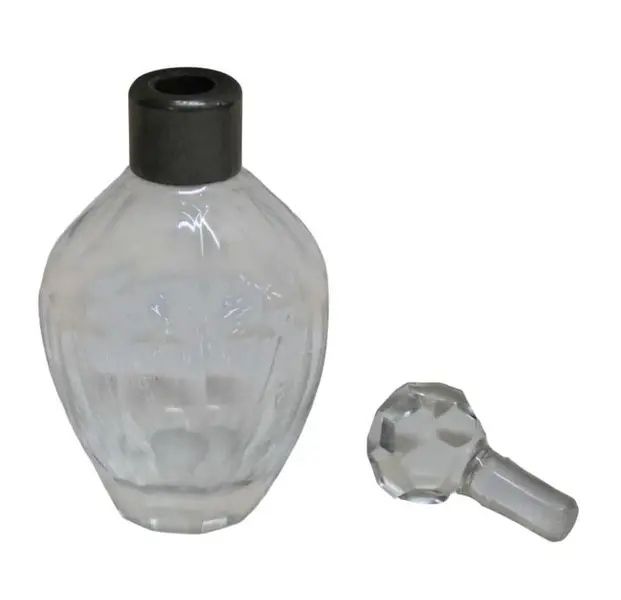 Foto de um(a) Perfumeiro de cristal, da categoria de Garrafas, potes e jarros. Delicado perfumeiro antigo, em cristal translúcido com lapidações facetadas e gargalo em metal prateado. Tampa também com... Mostrado de uma perspectiva diferente. Vendido no marketplace Trésors.