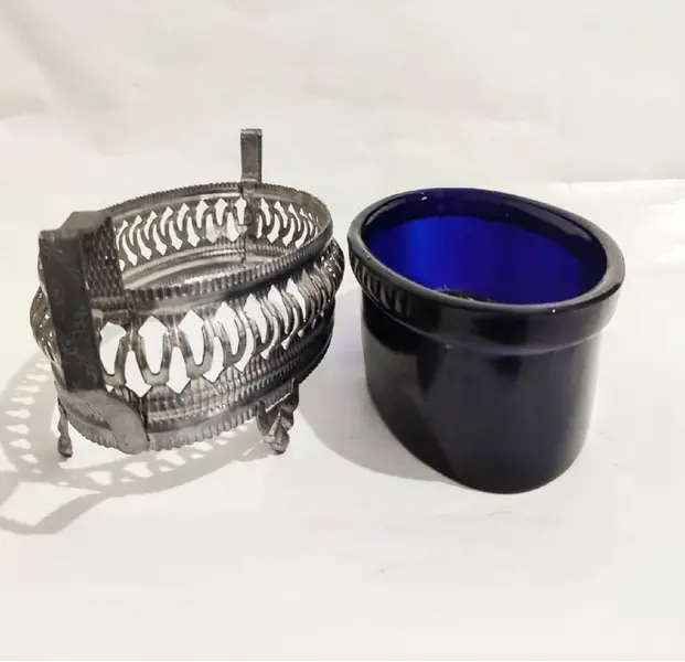 Foto de um(a) Centro de Mesa Anos 70, da categoria de Centro de mesa. Centro de mesa em latão elíptico e rendado com 4 pés e tudo com banho de prata, parte interna de vidro (original) azul... Mostrado de uma perspectiva diferente. Vendido no marketplace Trésors.