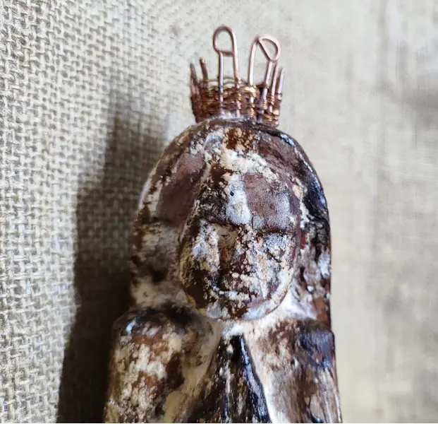 Foto de um(a) Imagem Virgem Maria em Madeira, Artesanato Nordestino, Década de 1980, da categoria de Objetos religiosos e espirituais. Imagem da virgem entalhada em madeira e envelhecida com coroa de cobre com trabalho de cestaria, decada de 1980 artesanato... Mostrado de uma perspectiva diferente. Vendido no marketplace Trésors.