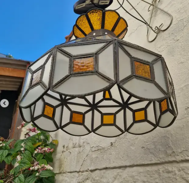 Foto de um(a) ​Lustre pendente antigo em estilo Tiffany, da categoria de Lustres. Lustre pendente antigo em estilo Tiffany, fabricado originalmente entre as décadas de 1960 e 1970.Ele se destaca por sua... Mostrado de uma perspectiva diferente. Vendido no marketplace Trésors.