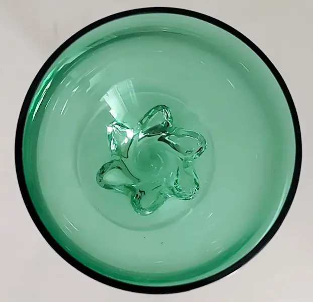 Foto de um(a) Conjunto com 06 taças verdes em cristal Bohemia década de 1960, da categoria de Jogos de taças e copos. Lindo conjunto com 06 taças para vinho tinto em fino cristal da Bohemia cor verde esmeralda com haste em desenho... Mostrado de uma perspectiva diferente. Vendido no marketplace Trésors.