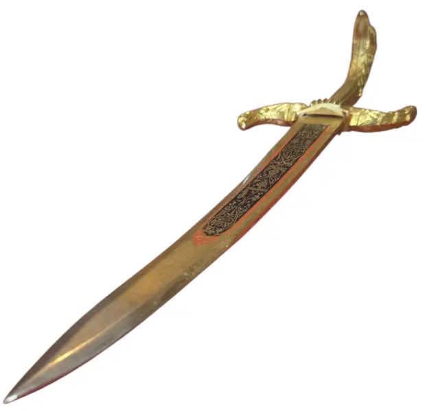 Foto de um(a) Adaga Decorativa Estilo Toledo – Lâmina Gravada e Guarnições em Dourado, da categoria de Facas. Uma peça de requinte visual excepcional, esta adaga decorativa destaca-se pelo trabalho de gravura em sua lâmina e pelo... Vendido no marketplace Trésors.