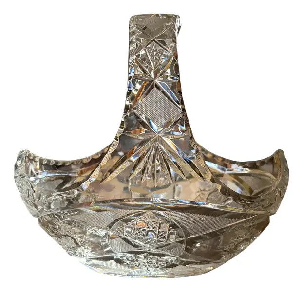 Foto de um(a) Antigo Centro De Mesa Vaso Cesta Decorativa Cristal Baccarat, da categoria de Cestos e Caixas. ~ Baccarat ~ Antiga cesta decorativa em cristal francês, peça super versátil para compor ambientes. Primorosa lapidação... Vendido no marketplace Trésors.
