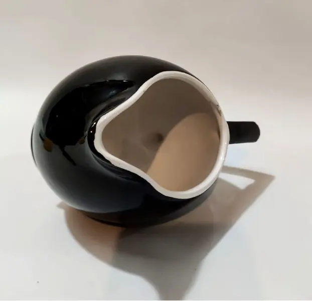 Foto de um(a) Leiteira Porcelana 90'S, da categoria de Leiteira. Leitera em porcelana bi color: nas cores preta por fora e branca por dentro sem marca de fabricante, década de 1990.A: 11 cm... Mostrado de uma perspectiva diferente. Vendido no marketplace Trésors.
