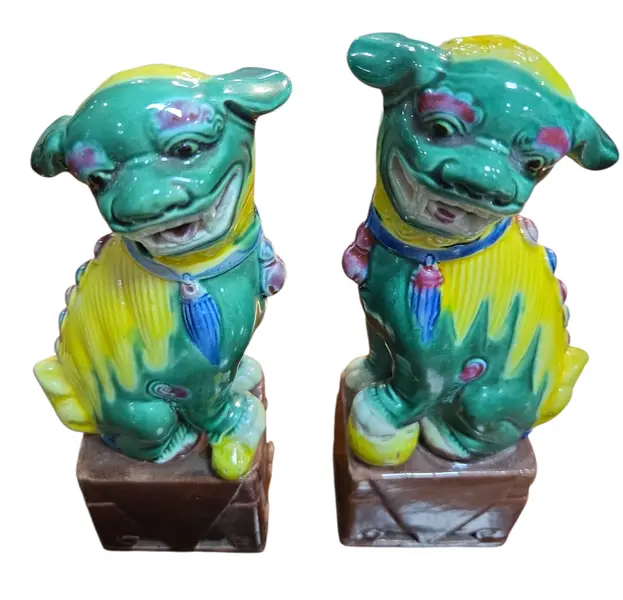 Foto de um(a) Par de Cães de Fó em Cerâmica Policromada Estilo Sancai - Leões Guardiões Chineses, da categoria de Outros colecionáveis. Magnífico par de Cães de Fo (também conhecidos como Leões de Fu ou Leões Guardiões), símbolos milenares de proteção, sorte e... Mostrado de uma perspectiva diferente. Vendido no marketplace Trésors.
