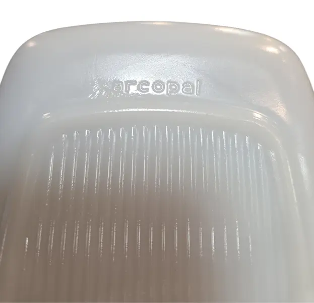 Foto de um(a) Assadeira Retangular Vintage Arcopal France - Padrão Espigas de Trigo (Wheat), da categoria de Travessas e tigelas. Um clássico da cozinha retrô! Esta assadeira em vidro opaline (leitoso) da renomada marca francesa Arcopal é um item... Mostrado de uma perspectiva diferente. Vendido no marketplace Trésors.