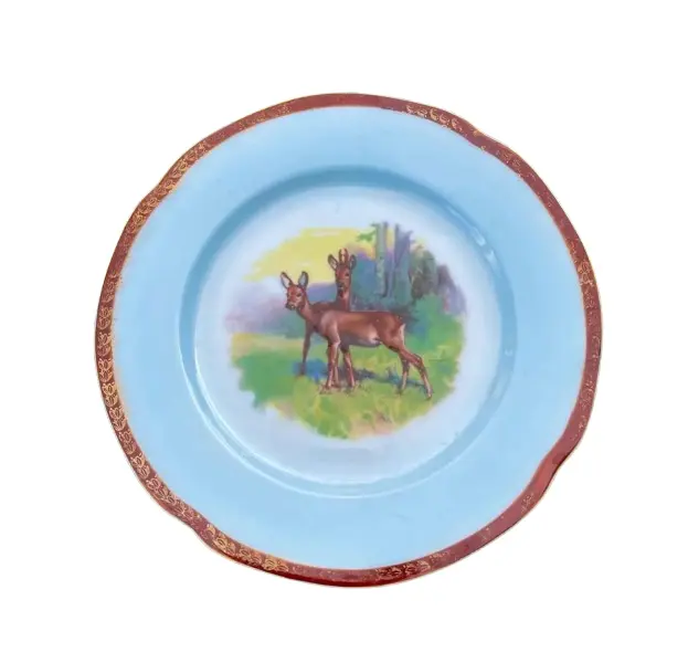 Foto de um(a) Antigo Prato Decorativo Porcelana Alemã Com Alces, da categoria de Pratos Decorativos. Antigo prato decorativo em porcelana artística alemã, decoração com alces e filetes de ouro. Diâmetro 21cm. Vendido no marketplace Trésors.