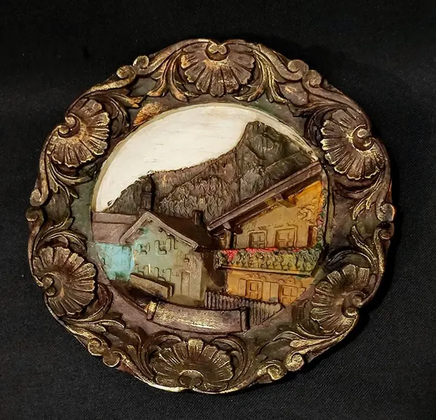 Foto de um(a) Prato em Gesso Estilo Alemão, Década de 1940, da categoria de Pratos Decorativos. Prato em gesso policromado com pintura em relevo, típica alemã, e moldura com arabescos em dourado envelhecido, década de... Mostrado de uma perspectiva diferente. Vendido no marketplace Trésors.