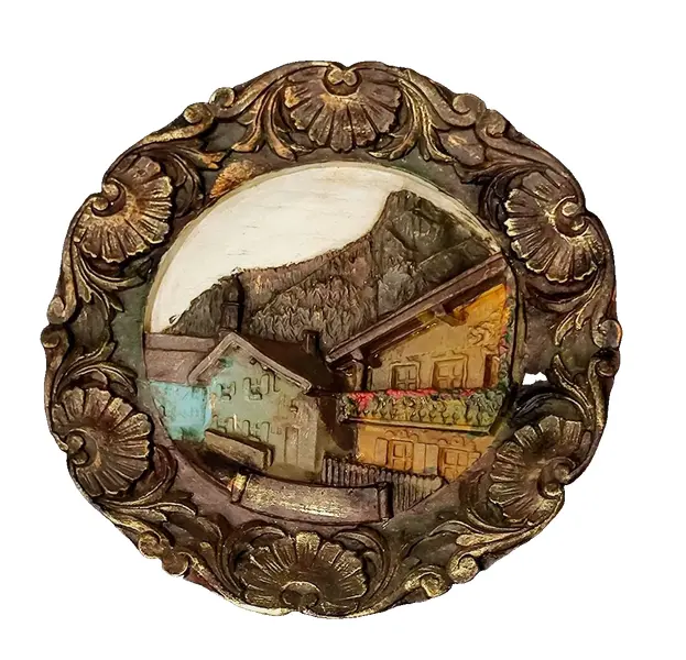 Foto de um(a) Prato em Gesso Estilo Alemão, Década de 1940, da categoria de Pratos Decorativos. Prato em gesso policromado com pintura em relevo, típica alemã, e moldura com arabescos em dourado envelhecido, década de... Vendido no marketplace Trésors.
