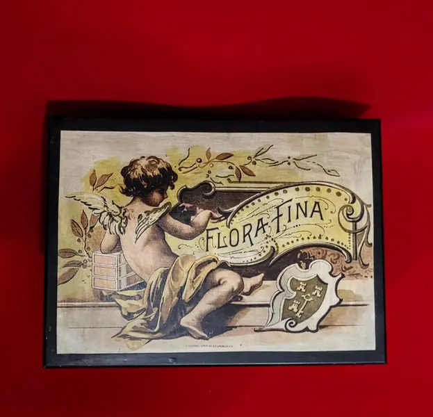 Foto de um(a) Caixa Porta Jóias Madeira Ebanizada, anos 2000, da categoria de Porta-Jóias. Caixa porta joia em madeira ebanizada com decoupage de anjo com compartimento removível para melhor armazenagem, década de... Mostrado de uma perspectiva diferente. Vendido no marketplace Trésors.