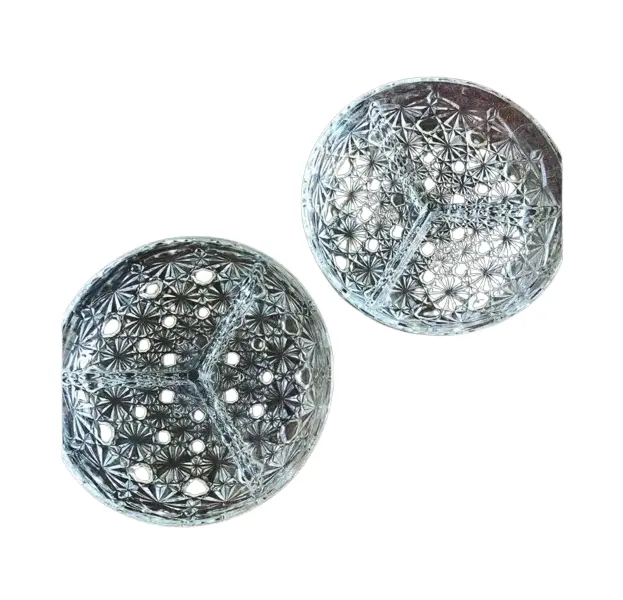 Foto de um(a) Antigo Par De Petisqueiras Em Cristal Francês, da categoria de Travessas e tigelas. Par de petisqueiras em fino cristal francês, linda lapidação. Impecáveis. Diâmetro 19cm cada. Vendido no marketplace Trésors.