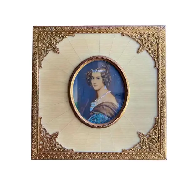 Foto de um(a) Miniature Portrait Antigo Quadrinho Camafeu Pintado À Mão, da categoria de Pinturas. Miniature Portrait. Antigo e lindo quadrinho Camafeu Europeu com figura de dama pintado à mão em folha de marfim. Moldura em... Vendido no marketplace Trésors.