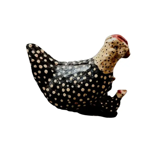 Foto de um(a) Galinha D'Angola, Arte Kaiagang, Década de 1980, da categoria de Modelos e estatuetas. Galinha d'angola esculpida em madeira arte pelos índiginas kaigang do sul do país, década de 1980. A: 7 cm L: 5 cm P: 10,5... Vendido no marketplace Trésors.