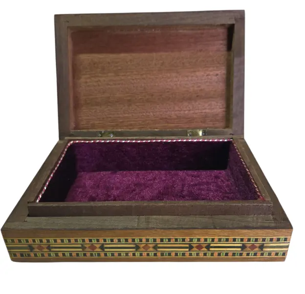 Foto de um(a) Porta-Joias de Madeira em Marchetaria – Arte Popular e Design Geométrico, da categoria de Porta-Jóias. Uma belíssima peça de artesanato técnico, esta caixa apresenta um trabalho de marchetaria minucioso, com bordas geométricas... Mostrado de uma perspectiva diferente. Vendido no marketplace Trésors.