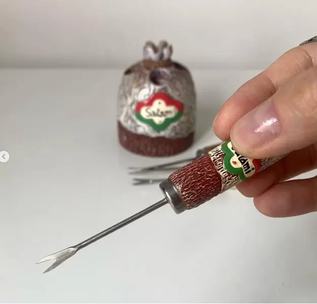 Foto de um(a) Conjunto de garfos para petisco, da categoria de Garfos. Conjunto de garfinhos para petiscos, com suporte Em ótimo estado. Mostrado de uma perspectiva diferente. Vendido no marketplace Trésors.