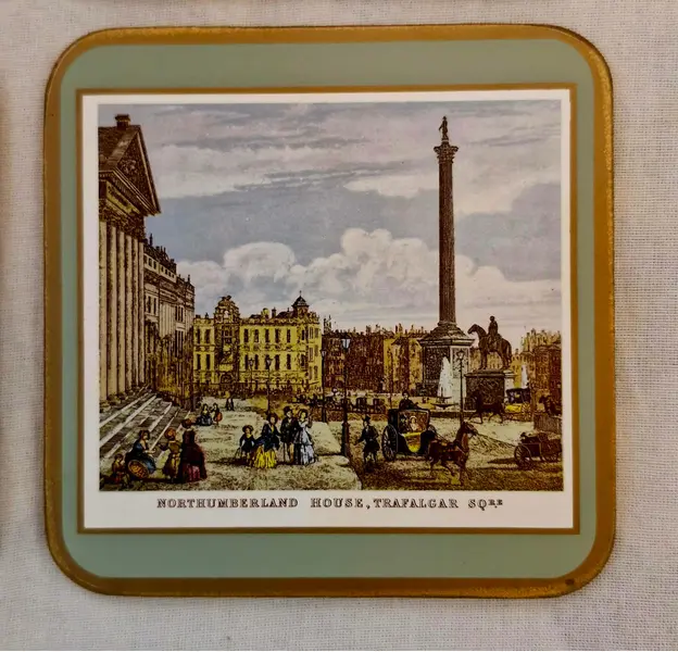 Foto de um(a) Raro jogo de porta-copos inglês ricamente ilustrado, da categoria de Porta-copos. Elegante conjunto de seis porta-copos que apresenta uma estética clássica e nostálgica, exibindo ilustrações detalhadas de... Mostrado de uma perspectiva diferente. Vendido no marketplace Trésors.