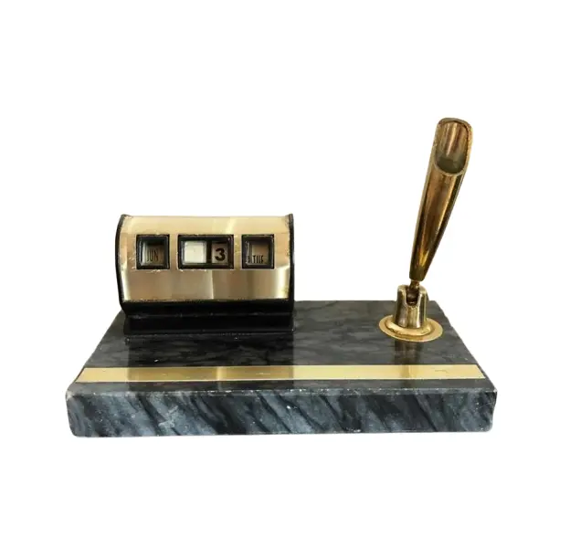 Foto de um(a) Antigo Calendário De Escritório Porta Caneta Em Mármore, da categoria de Kit organizador de escritório. Lindo e muito decorativo calendário, porta caneta, com base em mármore italiano. O calendário está funcionando... Vendido no marketplace Trésors.