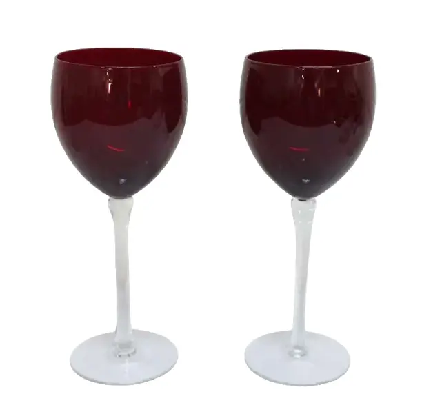 Foto de um(a) Par de taças de vinho, da categoria de Taças. Par de taças para vinho na tonalidade rubi e base translúcida. Em bom estado. Medidas 22,5A X 8D. Vendido no marketplace Trésors.