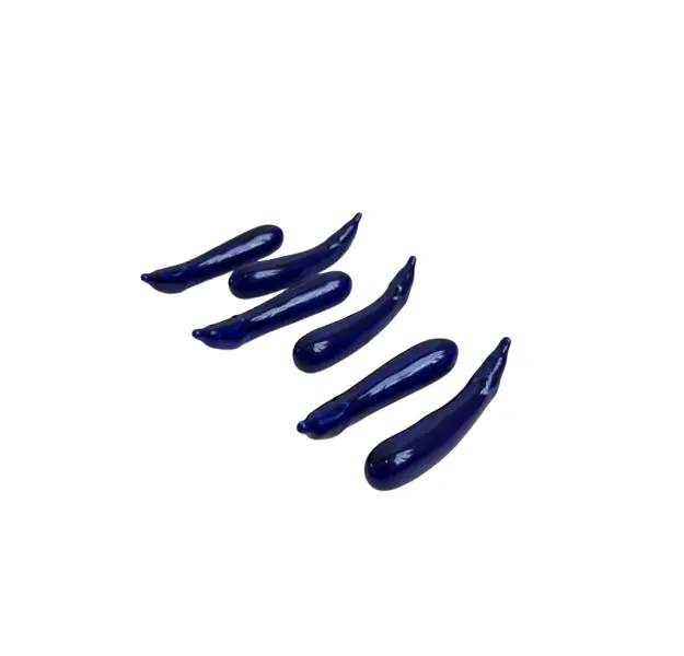 Foto de um(a) ​Jogo com 6 apoios de talheres em porcelana, da categoria de Outros utensílios. Jogo com 6 apoios de talheres em porcelana pintada em azul marinho no formado de berinjelas. Perfeito estado. Medidas:... Vendido no marketplace Trésors.