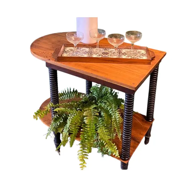 Foto de um(a) Carrinho de Chá Serena, da categoria de Carrinhos de bar e auxiliares. 68A x 73C x 43L cm Composição em madeiras nobres variadas. Peça recém restaurada. OBS: NÃO ACOMPANHA OS OBJETOS DA FOTO. Vendido no marketplace Trésors.