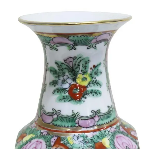 Foto de um(a) Vaso oriental em porcelana, da categoria de Vasos. Vaso oriental em porcelana branca com decoração de flores e pássaros em policromia pintados à mão. Apresenta selo vermelho... Mostrado de uma perspectiva diferente. Vendido no marketplace Trésors.